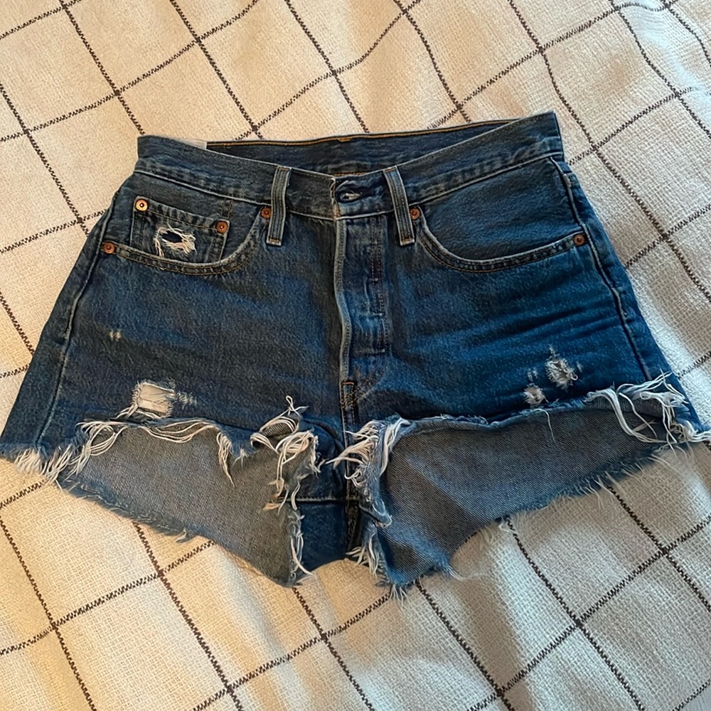 Dark wash Levi’s 501 denim shorts! Size 27 waist